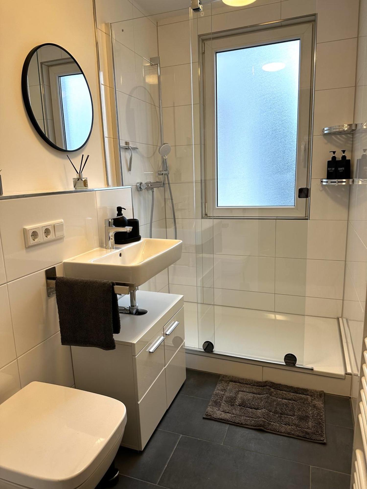 Appartamento Rtr Essen - Fuer Bis Zu 8 Personen - Voll Ausgestattet - Zentral Limbecker Platz - Messe - Uniklinikum - Smart Tv - Modern Esterno foto